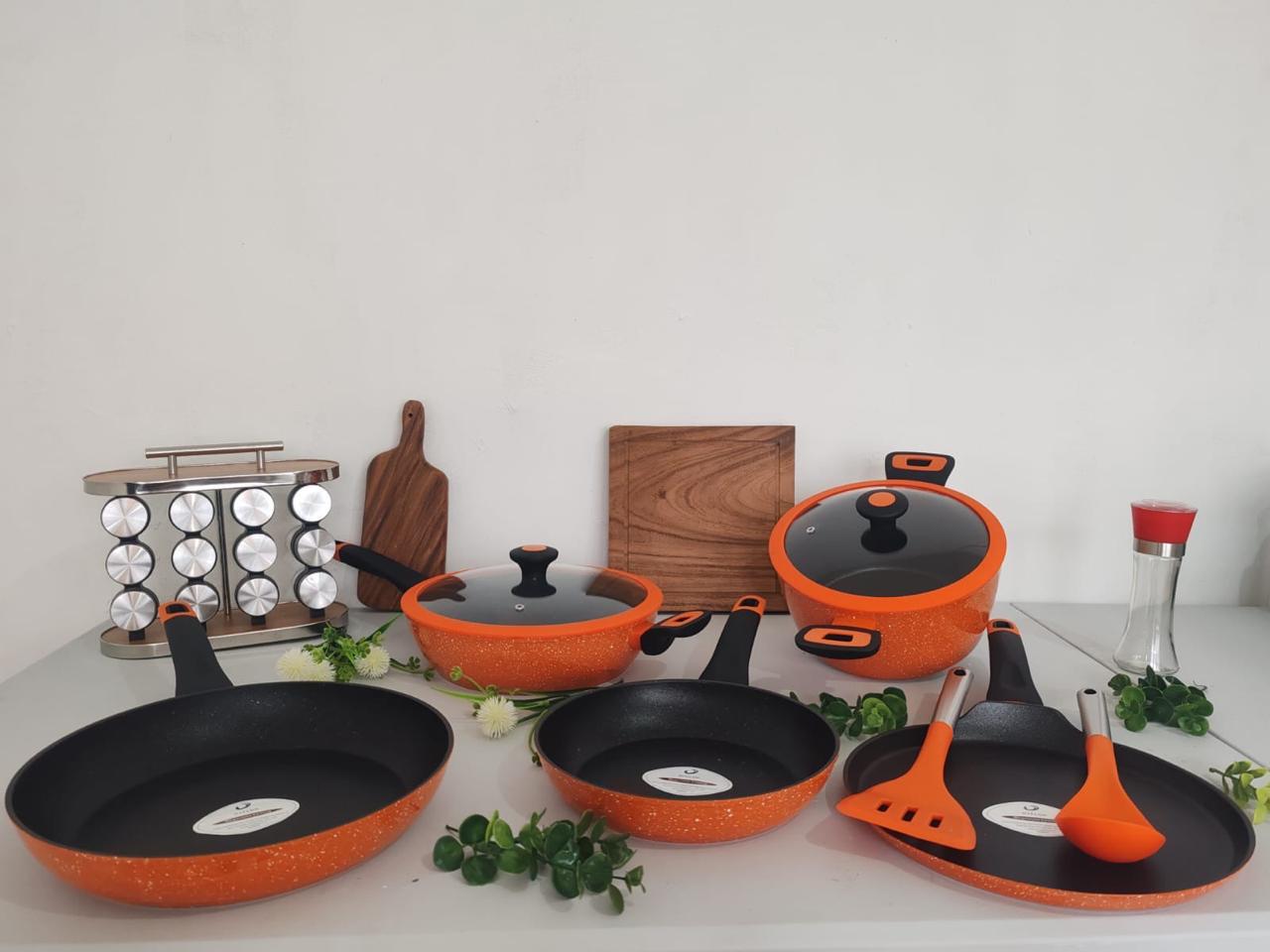 Bateria antiadherente naranja con accesorios