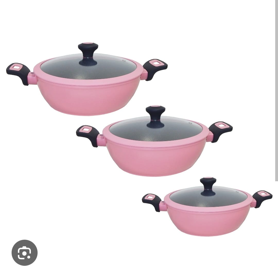 Cazuelas rosas con tapas de vidrio